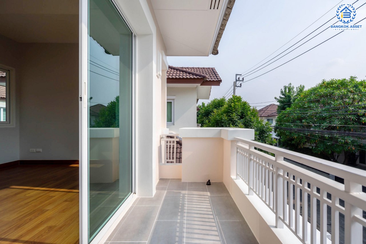 บ้านมือสองตกแต่งใหม่ คุณภาพแบรนด์ AP ม.เดอะเซนโทร รัตนาธิเบศร์-ราชพฤกษ์ ดีไซน์ Classic เนื้อที่ 50.8 ตร.ว. ฟังก์ชั่นจัดเต็ม 3 ห้องนอน 3 ห้องน้ำ 2 ที่จอดรถ บนทำเลศักยภาพ เชื่อมต่อหลายเส้นทางทั้ง ถ.ราชพฤกษ์ ,ถ.รัตนาธิเบศร์ และถ.กาญจนาภิเษก และเพียง 5 นาทีถึงรถไฟฟ้า "สถานีบางพลู"